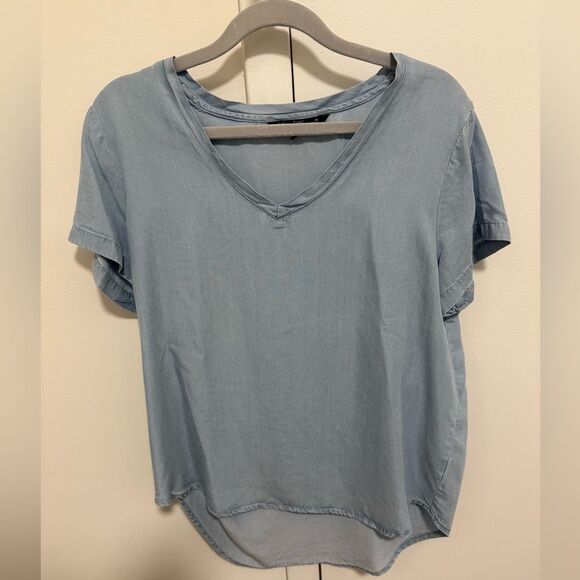 Velvet Heart Blue Chambray V Neck Short Sleeve Top with High Low Hem. Size Small - Picture 1 of 5